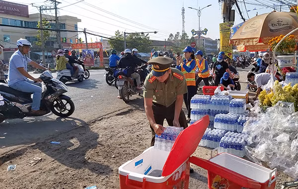 Hoạt động tại điểm phát nước miễn cho bà con về quên vui tết. Hoạt động tại điểm phát nước miễn cho bà con về quên vui tết.