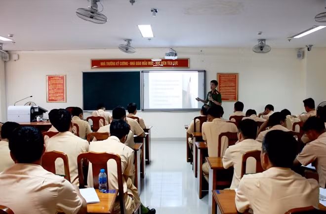 Thượng tá, PGS.TS Lê Huy Trí - PGĐ Trung tâm Nghiên cứu ATGT tham gia giảng dạy