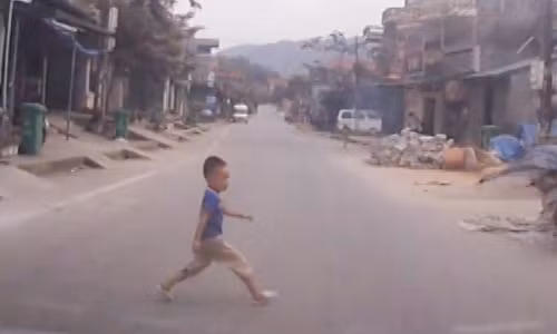 Bé trai bất ngờ lao ra đường.
