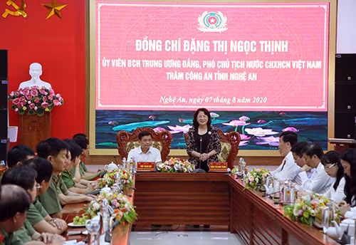 Đồng chí Đặng Thị Ngọc Thịnh, Ủy viên Trung ương Đảng, Phó Chủ tịch nước phát biểu ghi nhận và biểu dương về những thành tích xuất sắc mà Công an Nghệ An đã đạt được trong thời gian qua.