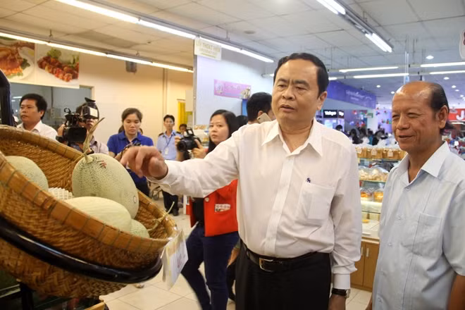 Chủ tịch ủy ban MTTQ Trần Thanh Mẫn và ông Trương Văn Sáu trực tiếp đi khảo sát tình hình sản xuất và tiêu thụ hàng Việt tại Siêu thị Coop Mart Vĩnh Long
