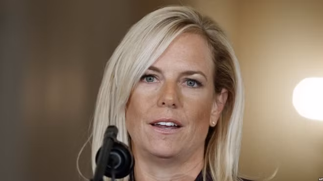 Bà Kirstjen Nielsen.
