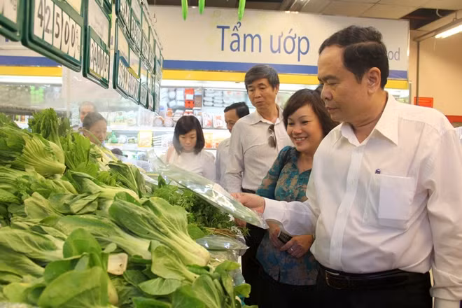 Chủ tịch ủy ban MTTQ Trần Thanh Mẫn và ông Trương Văn Sáu thăm doanh nghiệp sản xuất gạo xuất khẩu và siêu thị Coop Mart Vĩnh Long
