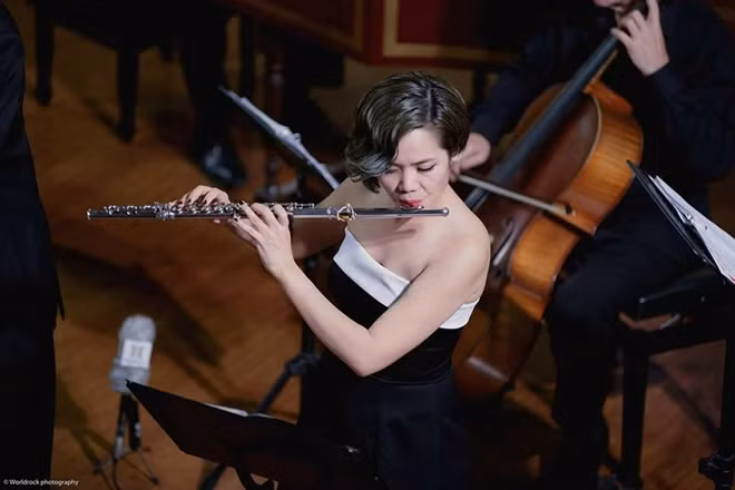 Nghệ sỹ flute Lê Thư Hương biểu diễn cùng dàn nhạc.
