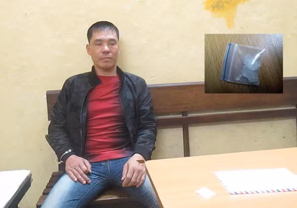 Đối tượng Nguyễn Mạnh Hùng tại cơ quan công an.