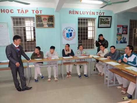 Thầy Nguyễn Đại Yên đang giảng bài về kỹ năng sống cho các học viên.