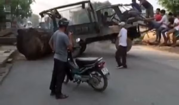 Chiếc công nông cùng khúc gỗ to phía sau. Chiếc công nông cùng khúc gỗ to phía sau.