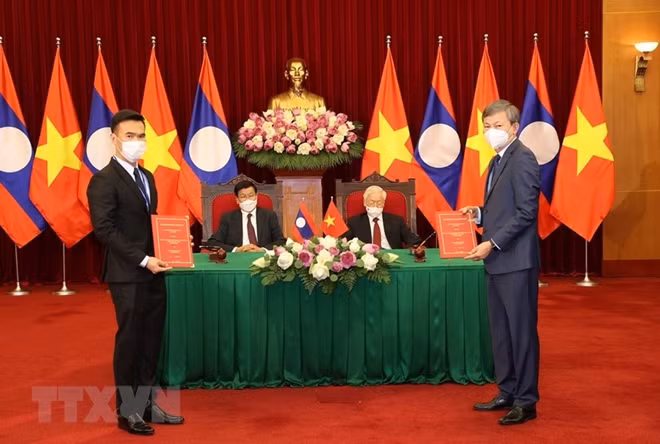 Lễ trao đổi hợp đồng mua bán điện nhà máy thủy điện Nậm Nơn 1 giữa Tập đoàn Điện lực Việt Nam và Tập đoàn Không-xắp Phát triển Nậm Nơn 1 và Nậm Nơn 3. (Ảnh: Trí Dũng/TTXVN)