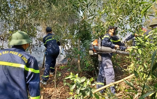 Lực lượng CSPCC Công an Nghệ An tham gia chữa cháy tại núi Đại Huệ