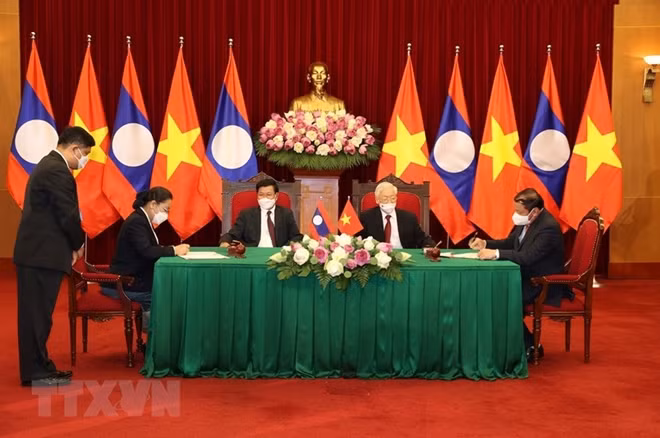 Lễ ký kết Kế hoạch hợp tác văn hóa nghệ thuật và du lịch giữa Bộ Văn hóa Thể thao và Du lịch Việt Nam và Bộ Thông tin Văn hóa và Du lịch Lào. (Ảnh: Trí Dũng/TTXVN)