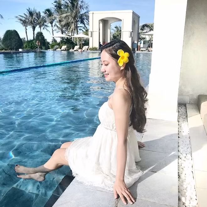 Thiết kế tràn bờ ấn tượng, làn nước trong vắt phản chiếu sắc xanh của cây lá và mây trời biến nơi đây như một ốc đảo yên bình. (Ảnh: huog.koy94)
