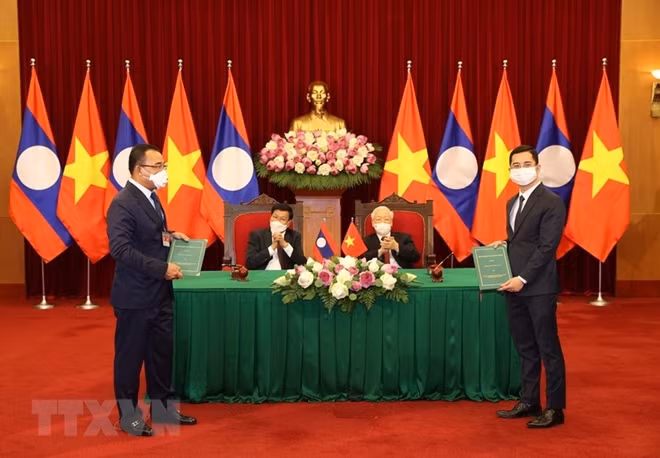 Lễ trao đổi Biên bản ghi nhớ về việc hợp tác kinh doanh ô tô giữa Vinfats tại thị trường Lào giữa Công ty TNHH Kinh doanh thương mại và dịch vụ Vinfast và Tập đoàn Phongsubthavy. (Ảnh: Trí Dũng/TTXVN)