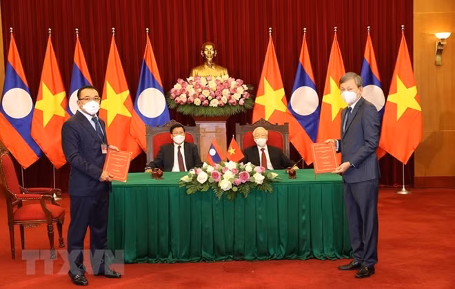 Lễ trao đổi hợp đồng bán điện giữa Tập đoàn Điện lực Việt Nam và Tập đoàn Thông xắp thạ vi đối với cụm nhà máy thủy điện Nậm Nhương và cụm nhà máy thủy điện Nậm Mô. (Ảnh: Trí Dũng/TTXVN)