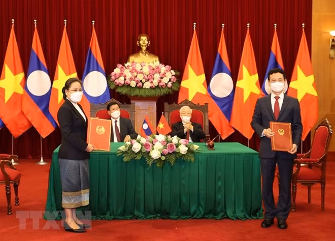 Lễ ký kết Kế hoạch hợp tác trong lĩnh vực thông tin giữa Bộ Thông tin và Truyên thông Việt Nam và Bộ Thông tin Văn hóa và Du lịch Lào. (Ảnh: Trí Dũng/TTXVN)