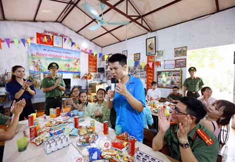 Tuổi trẻ Cục Truyền thông CAND thăm và tặng quà người khuyết tật