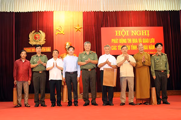 Thiếu tướng Đặng Trần Chiêu, Giám đốc Công an tỉnh Yên Bái tặng quà cho các vị chức sắc, chức việc có uy tín trên địa bàn tỉnh Thiếu tướng Đặng Trần Chiêu, Giám đốc Công an tỉnh Yên Bái tặng quà cho các vị chức sắc, chức việc có uy tín trên địa bàn tỉnh