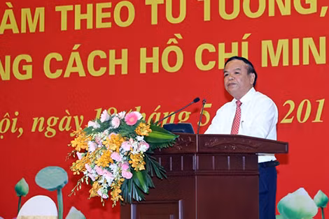 Đồng chí Mai Văn Ninh trình bày báo cáo sơ kết, đánh giá kết quả một năm triển khai thực hiện Chỉ thị số 05-CT/TW,