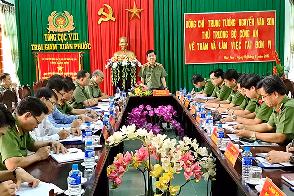 Thứ trưởng Nguyễn Văn Sơn phát biểu chỉ đạo trong buổi kiểm tra công tác tại Trại giam Xuân Phước.
