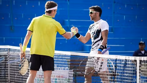 Tipsarevic (phải) bỏ cuộc chỉ sau 15 phút. Tipsarevic (phải) bỏ cuộc chỉ sau 15 phút.