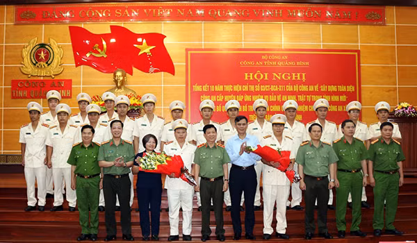 Thứ trưởng Nguyễn Văn Sơn cùng đại diện lãnh đạo tỉnh và cán bộ, chiến sỹ Công an Quảng Bình.