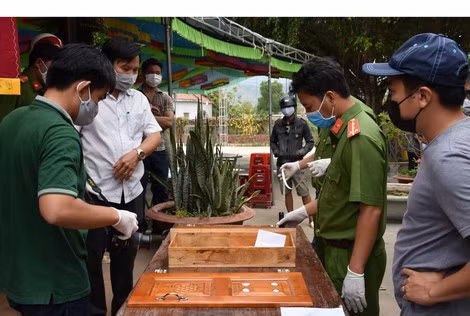 Ban chuyên án thu thập dấu vết tại chùa Quảng Ân.