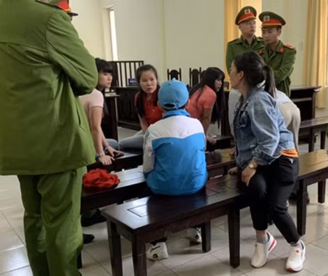 Nguyễn Thị Bích Loan (giữa) đang nói chuyện với con trai.