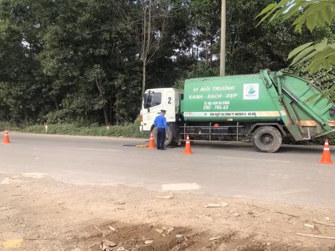 Thanh tra GTVT Hà Nội kiểm tra tải trọng phương tiện tại khu xư lý rác thải Xuân Sơn, thị xã Sơn Tây (Ảnh: TTGT)