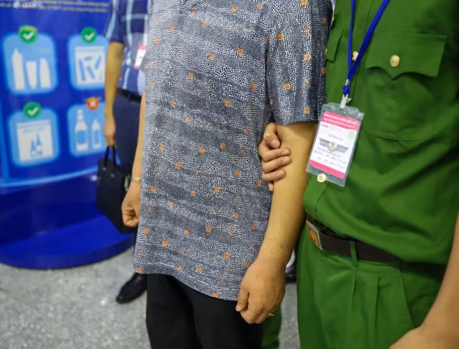 Quá trình bàn giao tiếp nhận giữa hai bên, đối tượng luôn được Cảnh sát Việt Nam giám sát.