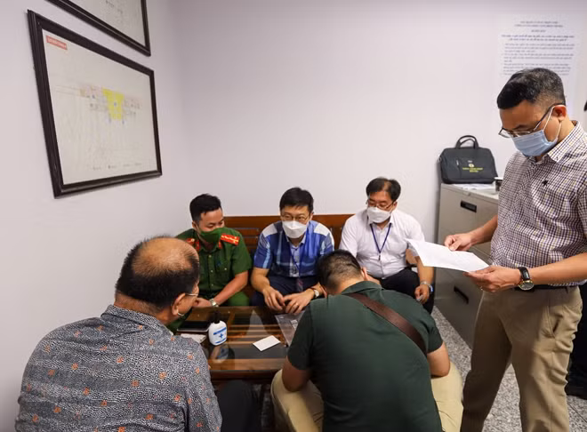 Theo hồ sơ truy nã của Interpol, trong khoảng thời gian từ tháng 8/2017 đến tháng 1/2018, đối tượng Kim Jongsoo đã làm giả hồ sơ để giúp nhiều người nước ngoài nhập cảnh Hàn Quốc. Ngày 17/7, Công an quận Hà Đông đã bắt giữ Kim Jongsoo tại địa bàn phường Hà Cầu.