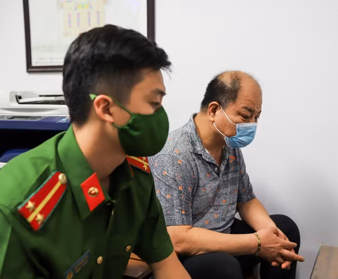 Trước đó, qua quá trình kiểm tra rà soát địa bàn, Công an phường Hà Cầu phát hiện một người đàn ông nước ngoài có nhiều biểu hiện nghi vấn nên đã báo cáo cơ quan thẩm quyền.