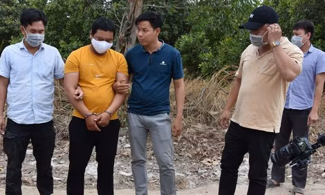 Nguyễn Thanh Tâm được đưa đến nơi tiêu hủy túi xách.