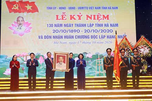 Phó Chủ tịch nước Đặng Thị Ngọc Thịnh trao bức ảnh Chân dung Hồ Chủ tịch tặng Đảng bộ, chính quyền và nhân dân tỉnh Hà Nam Phó Chủ tịch nước Đặng Thị Ngọc Thịnh trao bức ảnh Chân dung Hồ Chủ tịch tặng Đảng bộ, chính quyền và nhân dân tỉnh Hà Nam