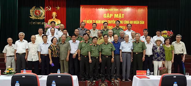 Trung tướng Lê Văn Minh, Bí thư Đảng ủy, Tổng cục trưởng Tổng cục Hậu cần- Kỹ thuật chụp ảnh với các đại biểu dự buổi gặp mặt.