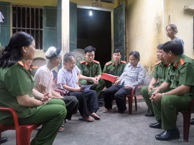 Đoàn tình nguyện Học viện CSND nói chuyện cùng bà con.