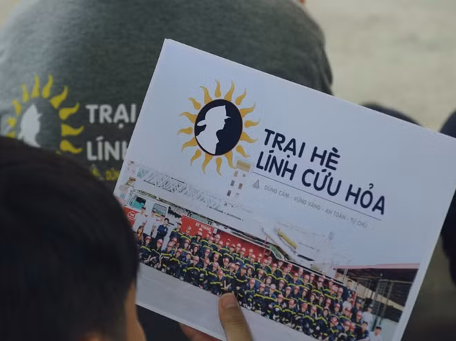 Các bạn nhỏ đã có kỷ niệm đẹp trong màu áo chiến sĩ cảnh sát PCCC.￼