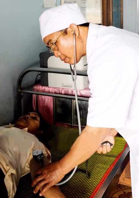 Bác sĩ Nay Blum luôn bên cạnh mỗi khi người bệnh cần.