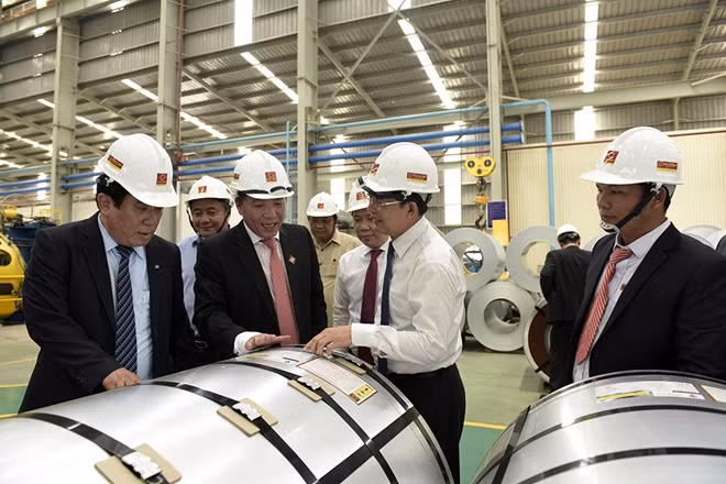 Tập đoàn Hoa Sen tiếp tục xuất khẩu lô hàng 5.000 tấn tôn đến Malaysia từ Nhà máy Hoa Sen Nhơn Hội Bình Định