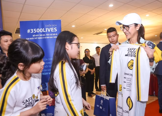 Học sinh Vinschool giới thiệu với nữ đại sứ Dương Tử Quỳnh chiếc áo dài thiết kế đặc biệt dành riêng cho chiến dịch an toàn giao thông 3500 sinh mạng