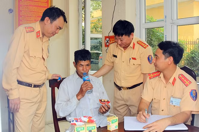 Đại diện lãnh đạo đơn vị và CBCS tổ công tác của Phòng Cảnh sát giao thông Công an tỉnh Hà Nam thăm hỏi, chăm sóc ông Tuyên