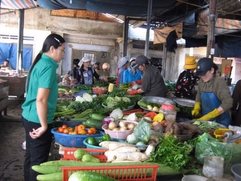 Nhiều người vẫn coi việc đi chợ là một thú vui mỗi khi tan giờ làm.