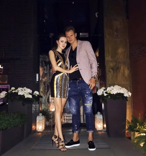 Tiền vệ Dmitri Tarasov bên bà xã Anastasia Kostenko