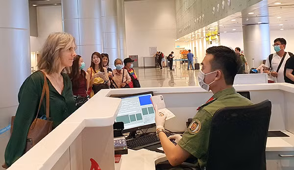Cán bộ Công an tại các cửa khẩu vừa nỗ lực chống dịch, vừa quản lý tốt công tác xuất nhập cảnh.