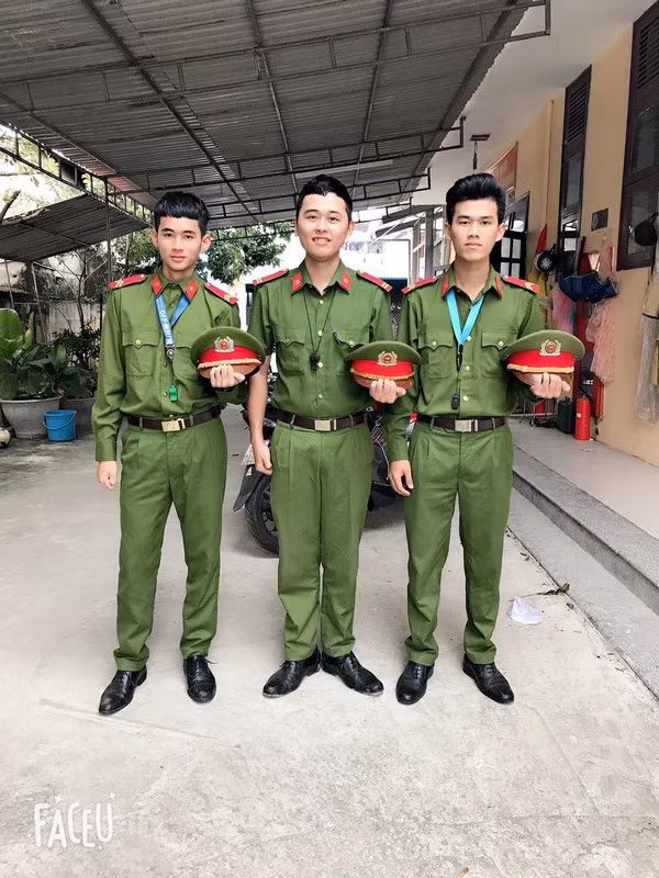 Thượng sĩ Võ Văn Toàn (giữa) và đồng đội. Thượng sĩ Võ Văn Toàn (giữa) và đồng đội.