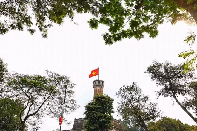Ngày 2-9, thời tiết nắng ráo và đường phố Thủ đô những ngày này ngập tràn cờ hoa chào mừng ngày Quốc khánh.