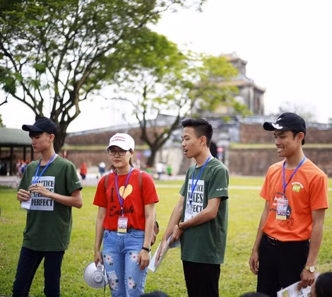 Cô Oanh (thứ hai từ trái qua) dẫn các học trò của mình đi du lịch để thực hành giao tiếp tiếng Anh.