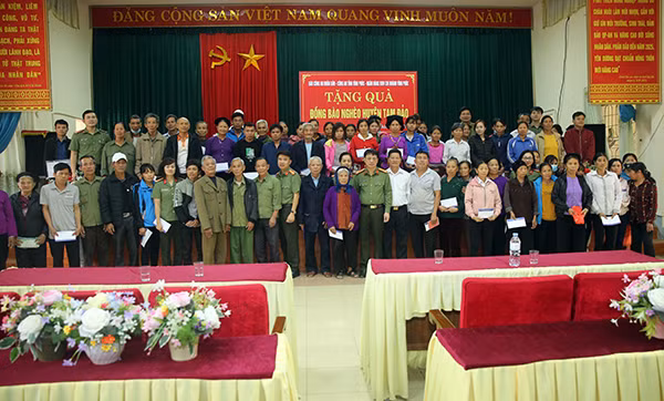 Tổng Biên tập Báo CAND, Phó Giám đốc Công an tỉnh Vĩnh Phúc, Phó Giám đốc BIDV Chi nhánh Vĩnh Phúc, lãnh đạo xã Yên Dương và các gia đình chính sách.