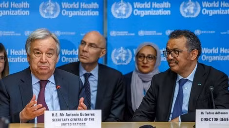 Tổng Thư ký Liên hiệp quốc Antonio Guterres (trái) và Tổng giám đốc WHO Tedros Adhanom Ghebreyesus họp bàn về tình hình dịch virus corona tại Geneve, Thụy Sĩ ngày 24/2/2020.