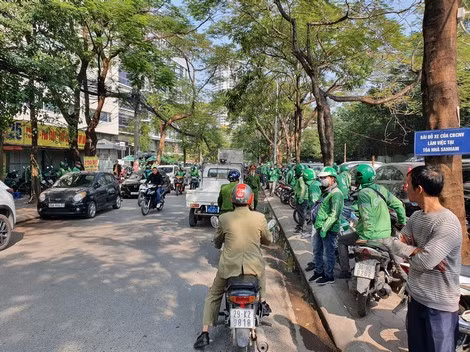 Hàng trăm tài xế Grab tụ tập trước trụ sở chính của Grab để phản đối việc tăng thuế với họ.