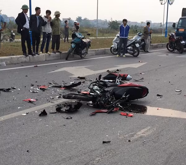 Chiếc Honda Winner vỡ nát sau tai nạn. Ảnh: Vũ Hùng