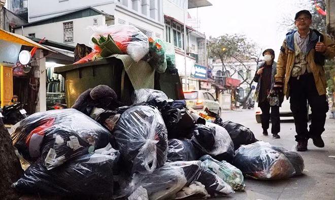 Hình ảnh rác ngập vỉa hè, "lấn chiếm" lối đi dành cho người đi bộ.